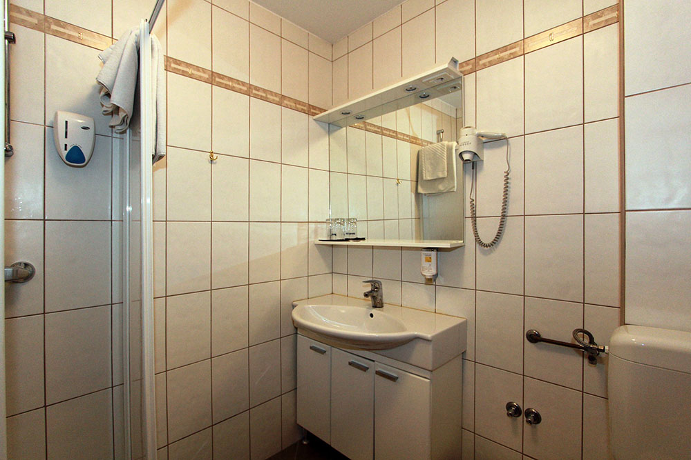 prenočišče gostilna jurček kopalnica